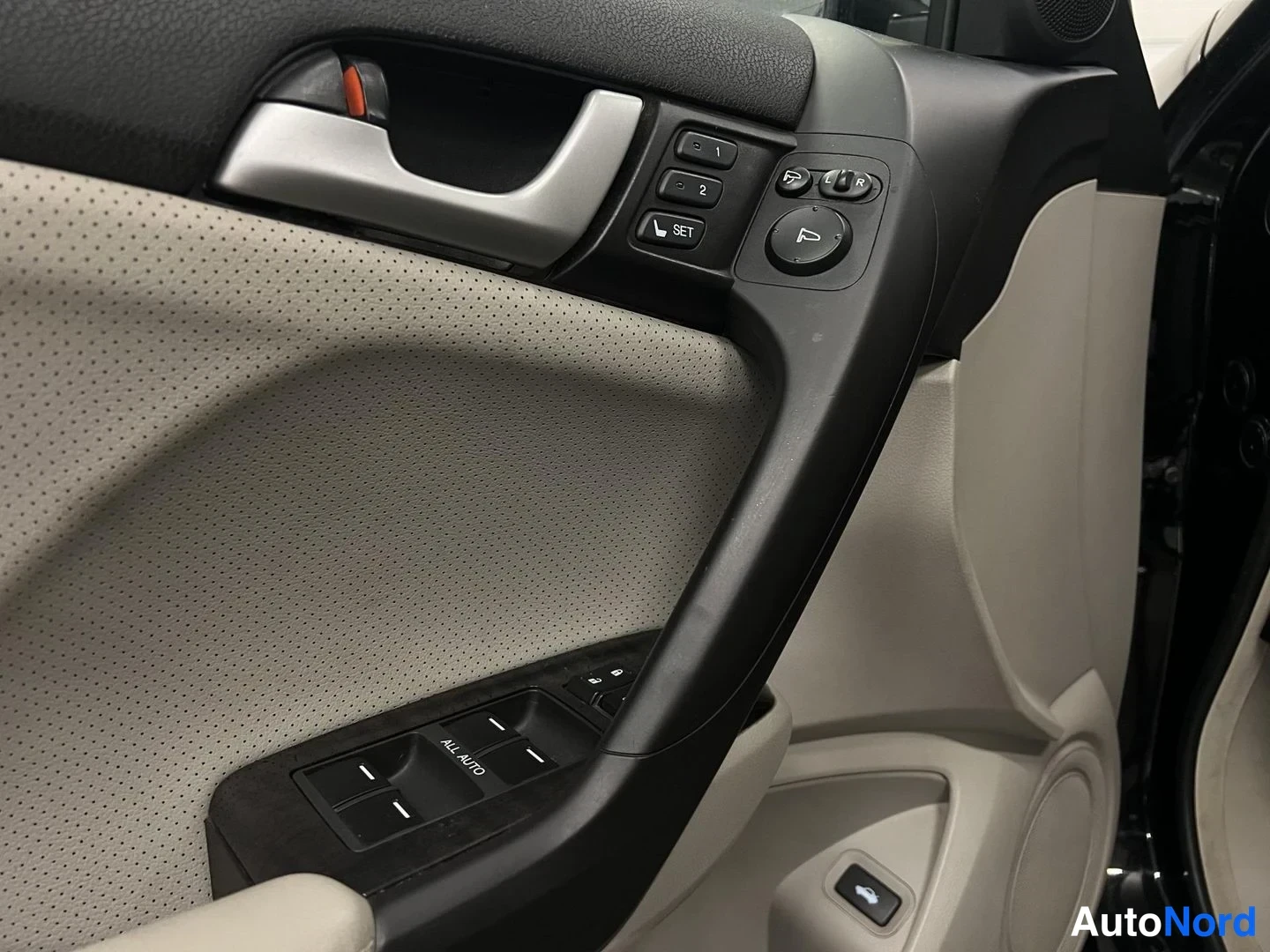 Musta Honda Accord 2008, yksityiskohta, kuva 18