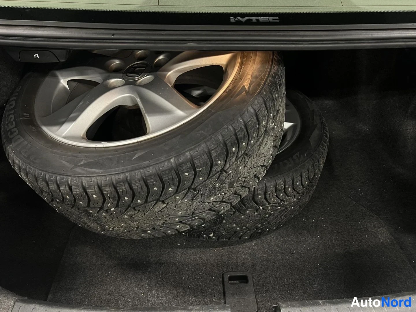Musta Honda Accord 2008, tavaratila, kuva 14