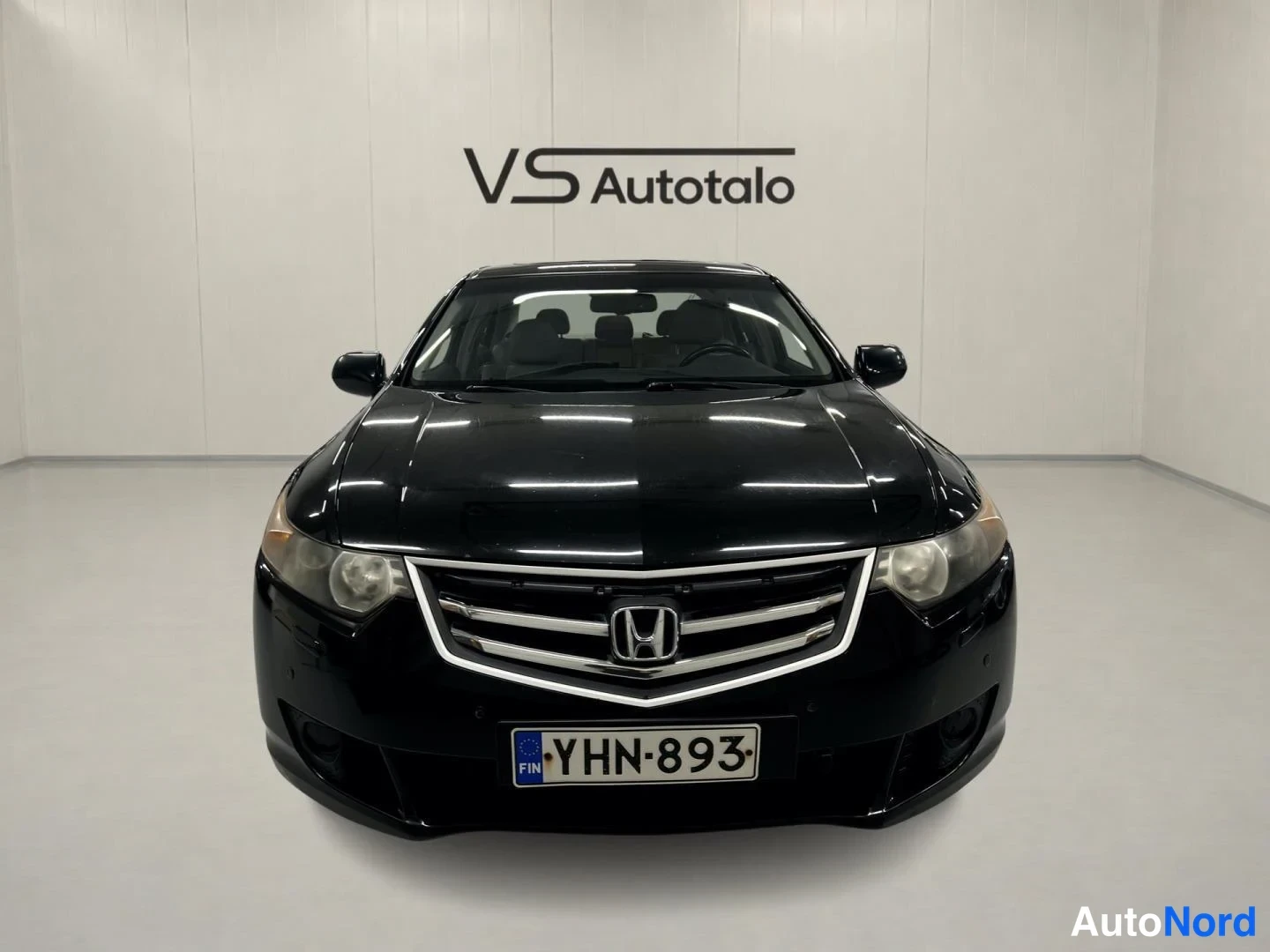 Musta Honda Accord 2008, edestä, kuva 3