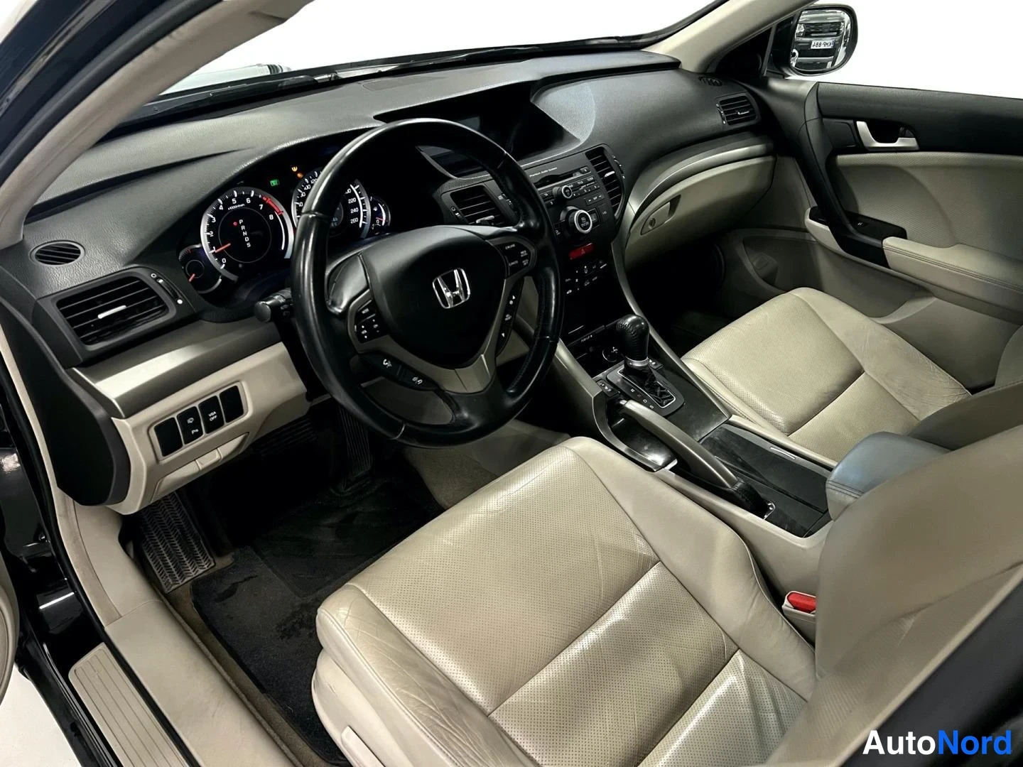 Musta Honda Accord 2008, ohjaamo, kuva 8