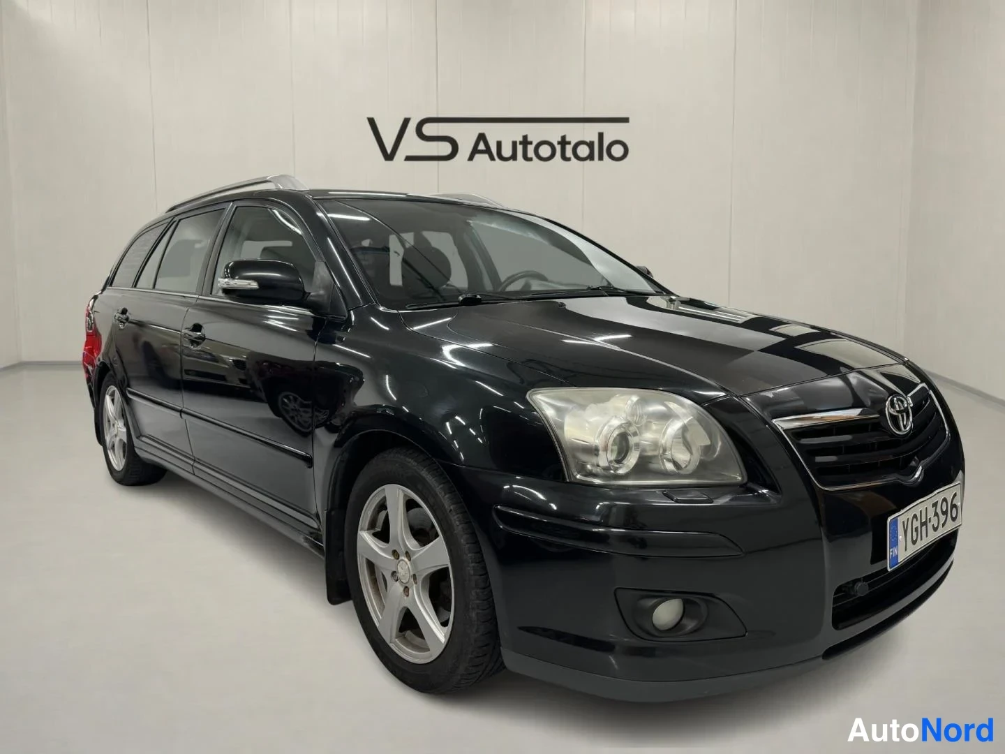 Musta Toyota Avensis 2006, etuviisto, keula oikealle, kuva 2