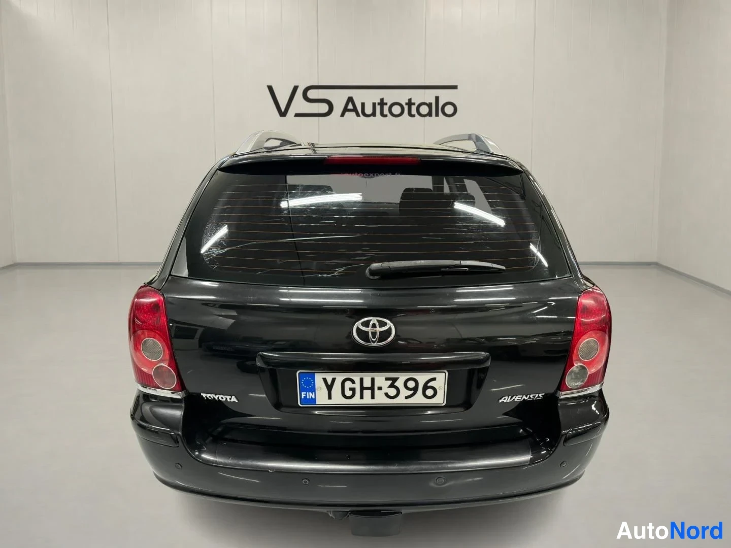 Musta Toyota Avensis 2006, takaa, kuva 7