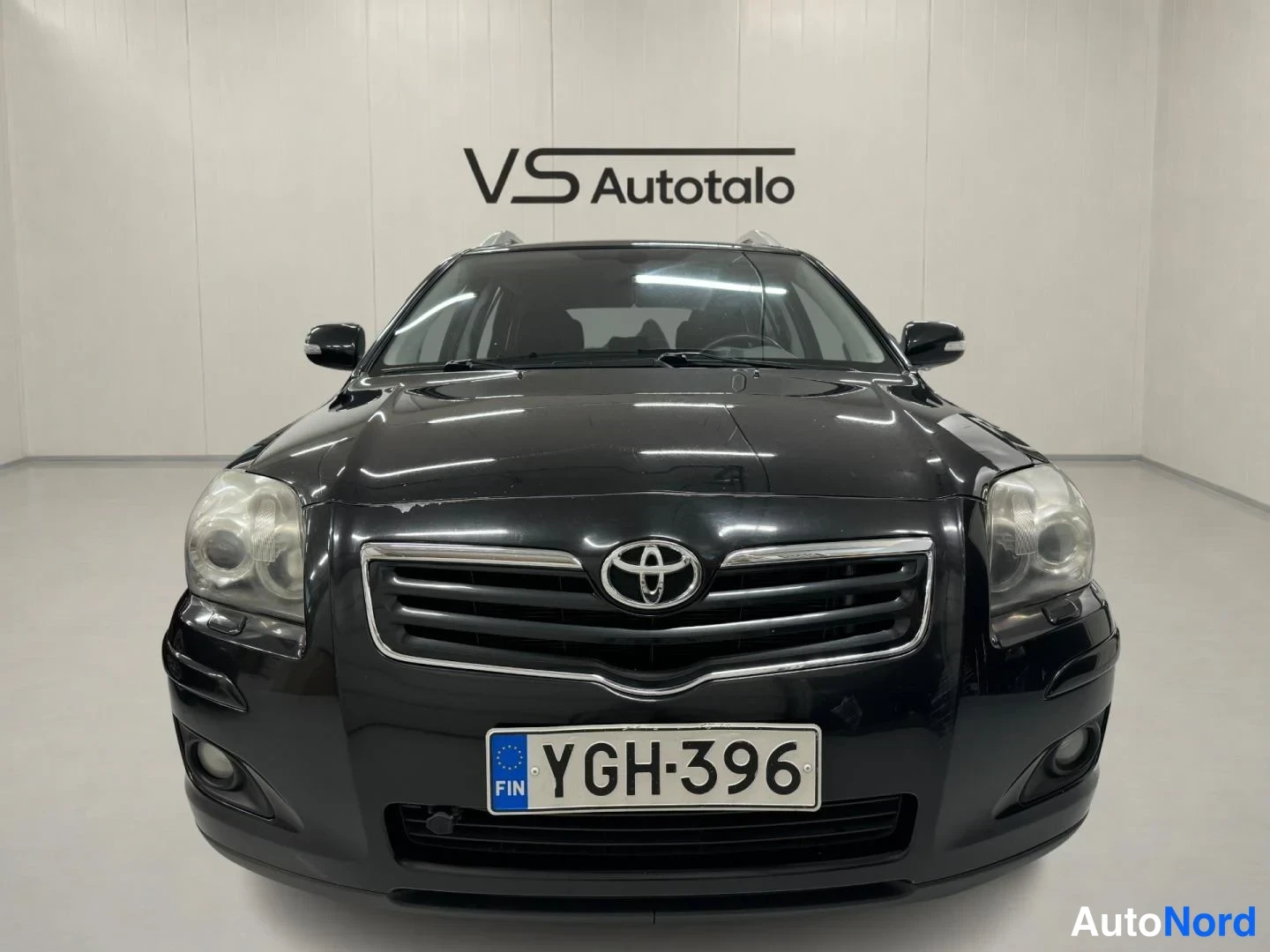 Musta Toyota Avensis 2006, edestä, kuva 3