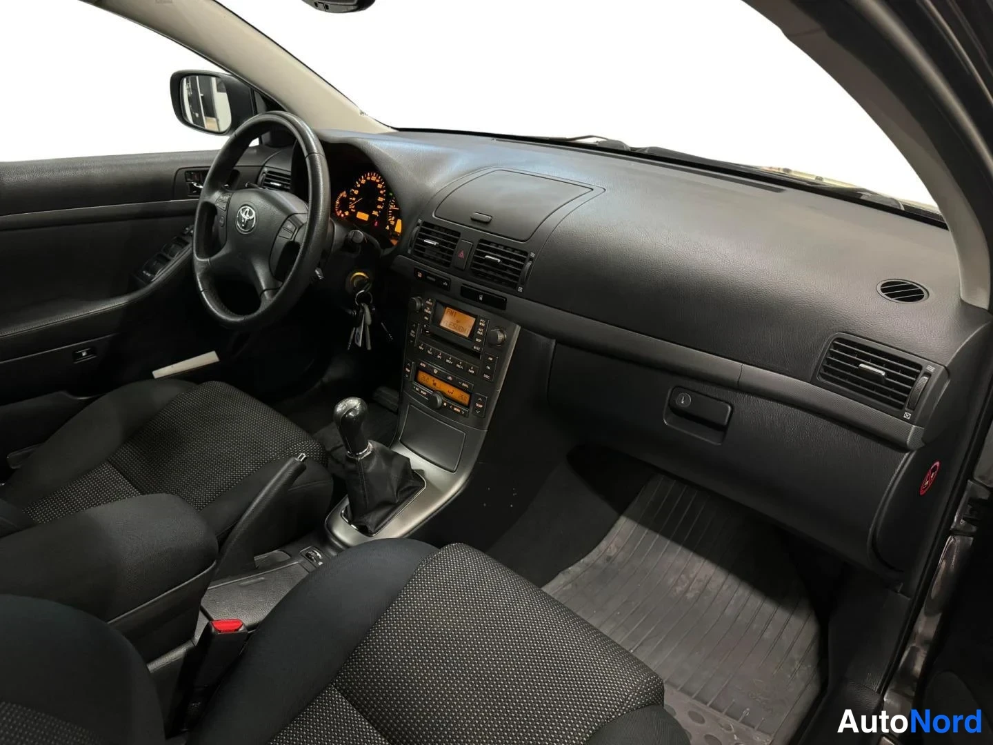 Musta Toyota Avensis 2006, ohjaamo, kuva 9