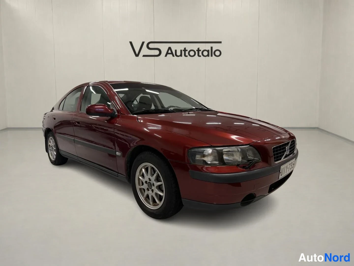 Punainen Volvo S60 2001, etuviisto, keula oikealle, kuva 3