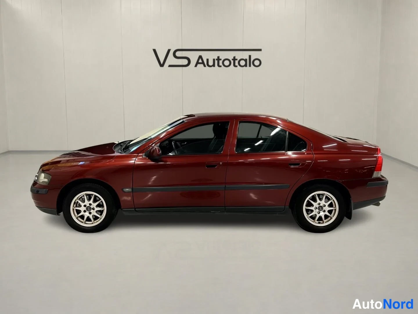 Punainen Volvo S60 2001, etuviisto, keula vasemmalle, kuva 2