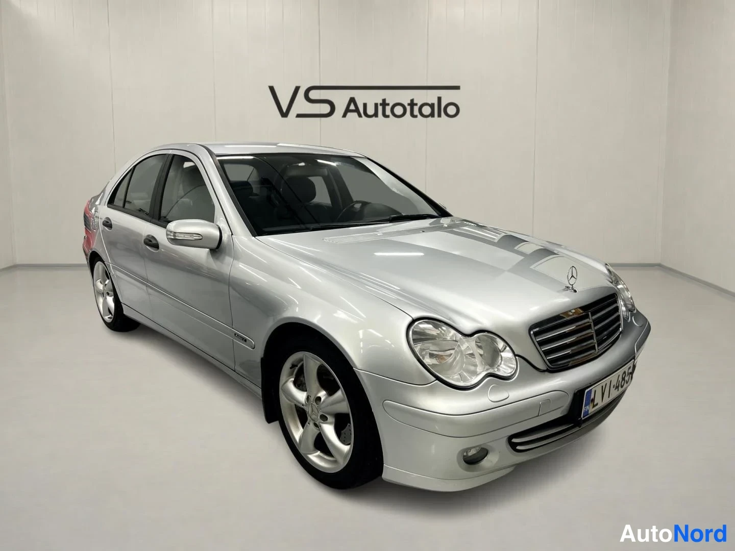 Harmaa Mercedes-Benz C 230 2007, etuviisto, keula oikealle, kuva 2