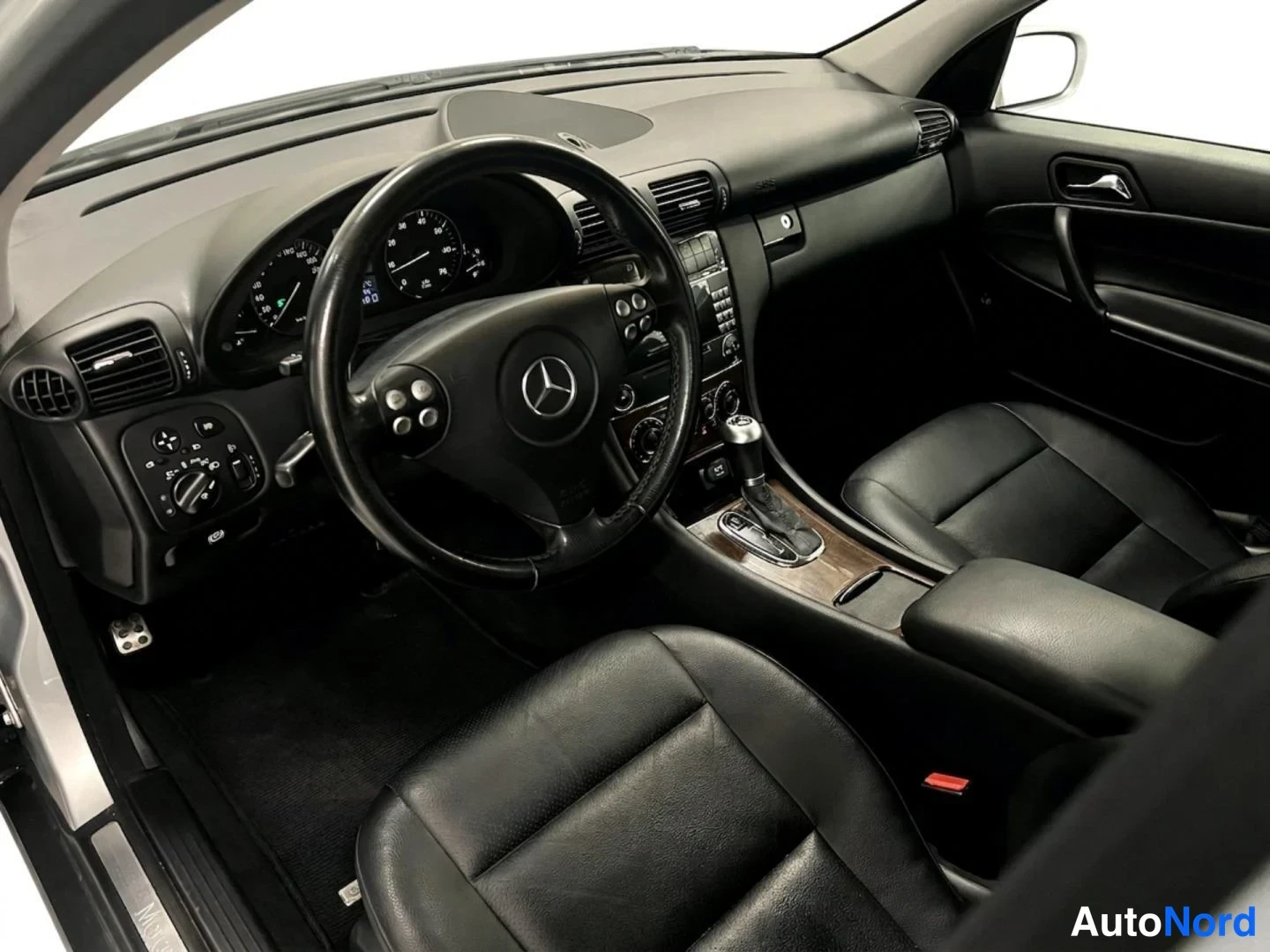 Harmaa Mercedes-Benz C 230 2007, ohjaamo, kuva 7