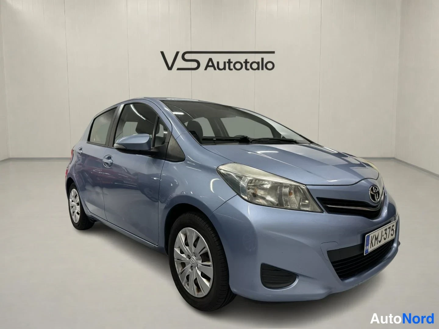 Sininen Toyota Yaris 2012, etuviisto, keula oikealle, kuva 3