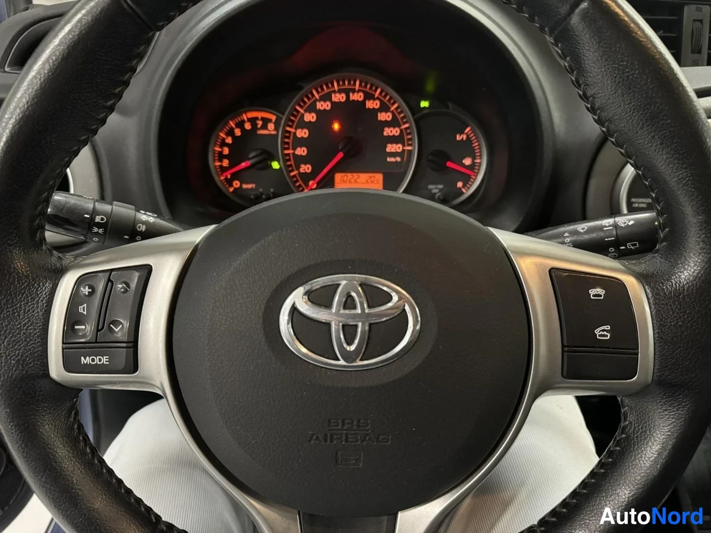Sininen Toyota Yaris 2012, yksityiskohta, kuva 11
