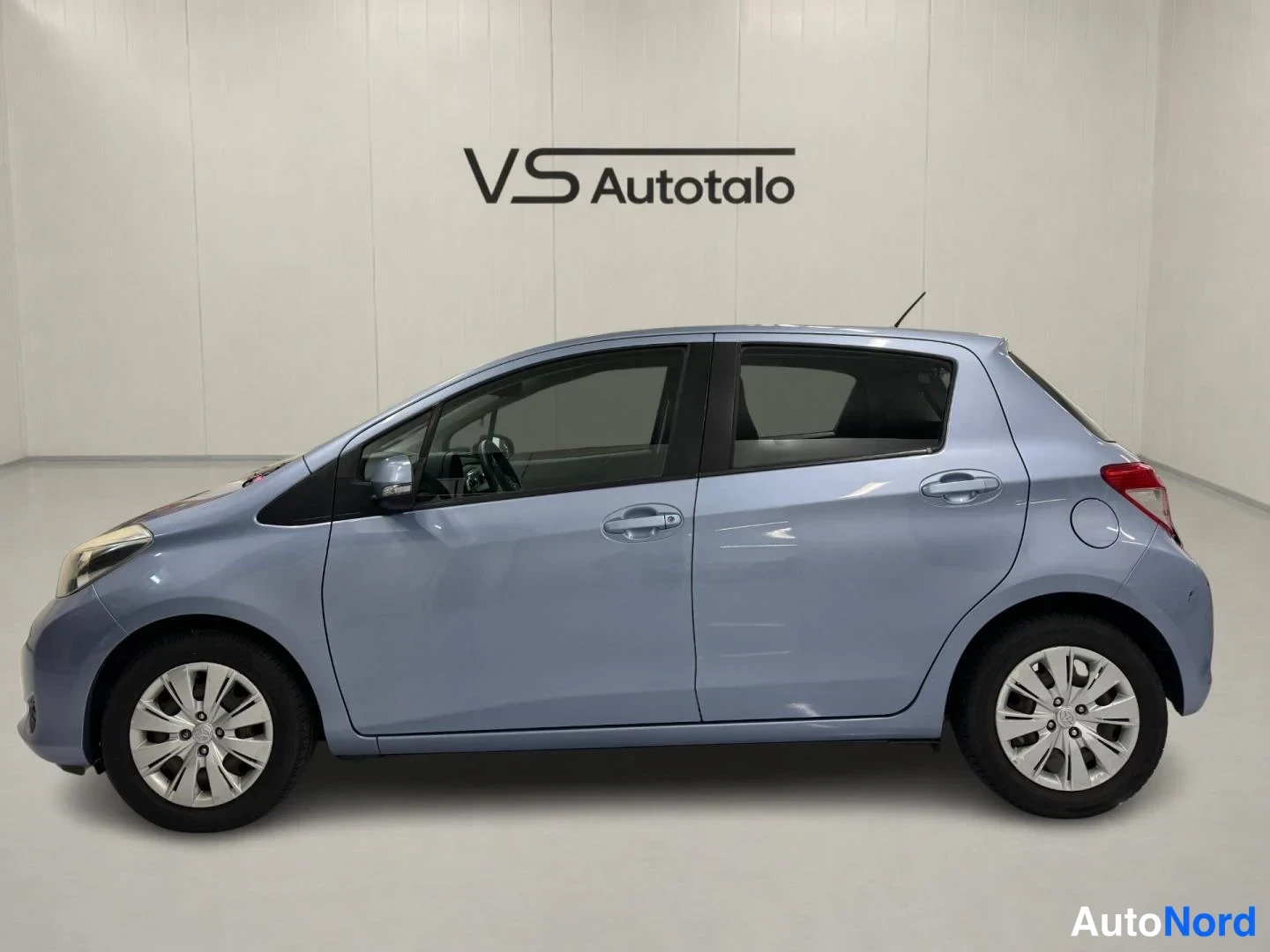Sininen Toyota Yaris 2012, etuviisto, keula vasemmalle, kuva 2