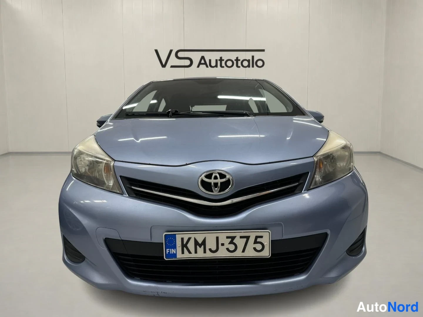 Sininen Toyota Yaris 2012, edestä, kuva 4