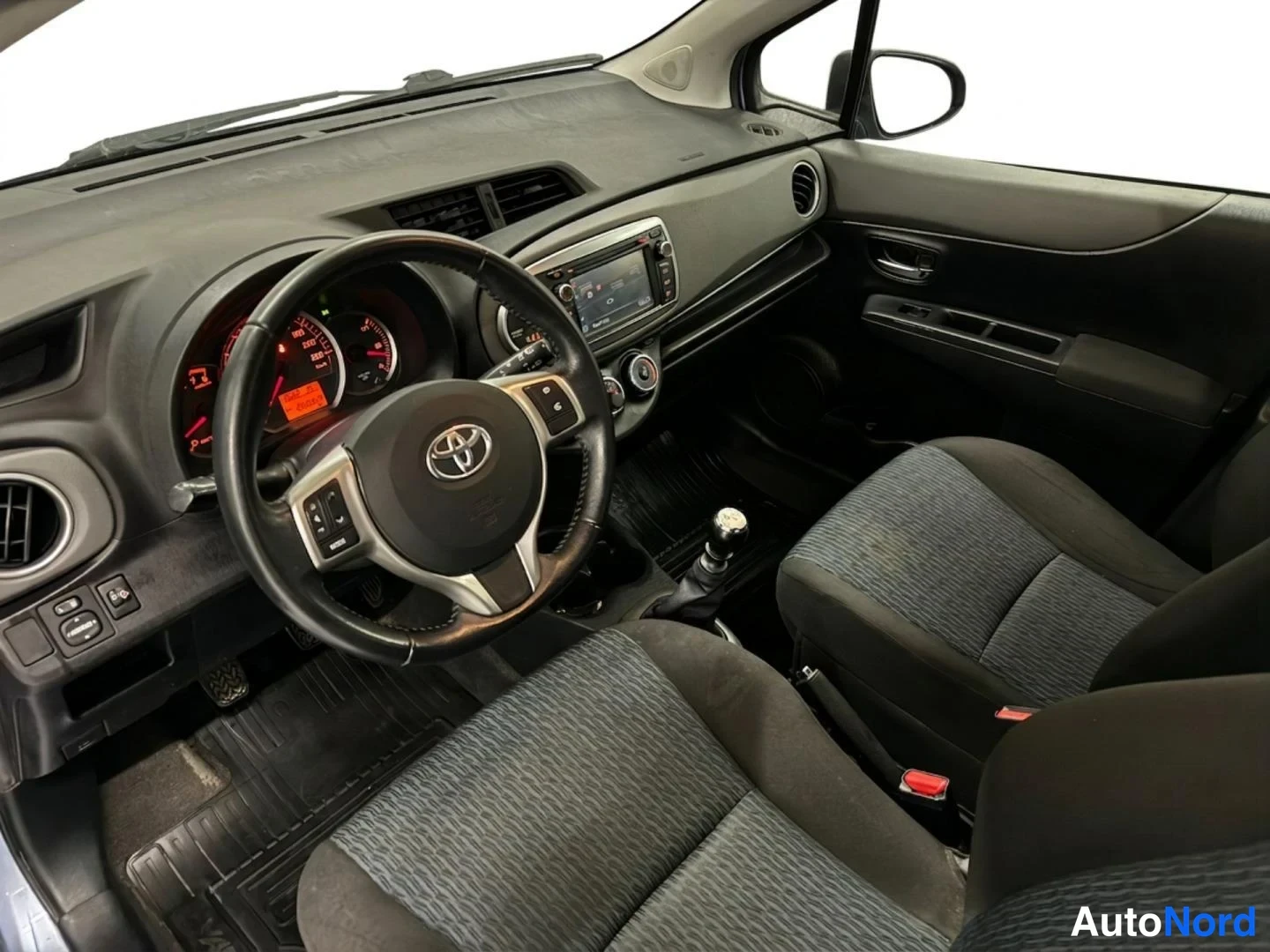 Sininen Toyota Yaris 2012, ohjaamo, kuva 8