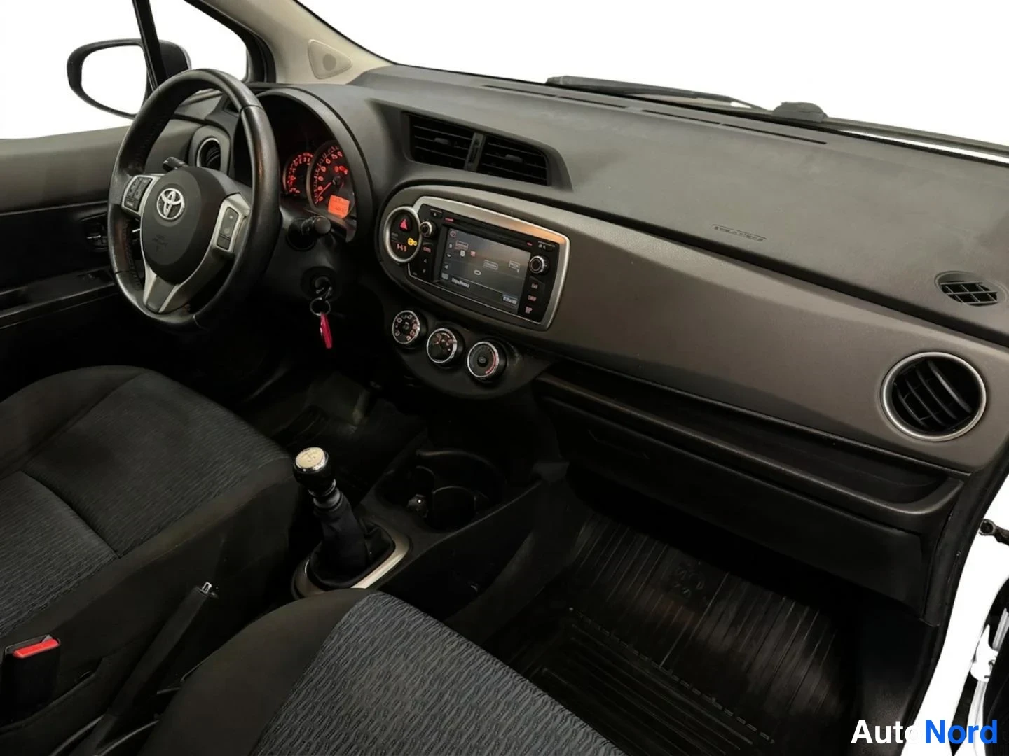 Sininen Toyota Yaris 2012, ohjaamo, kuva 9