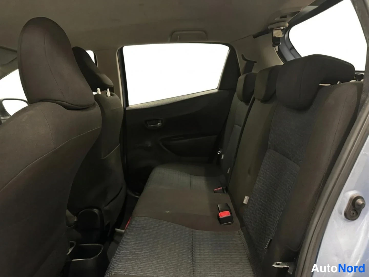 Sininen Toyota Yaris 2012, takaistuimet, kuva 10