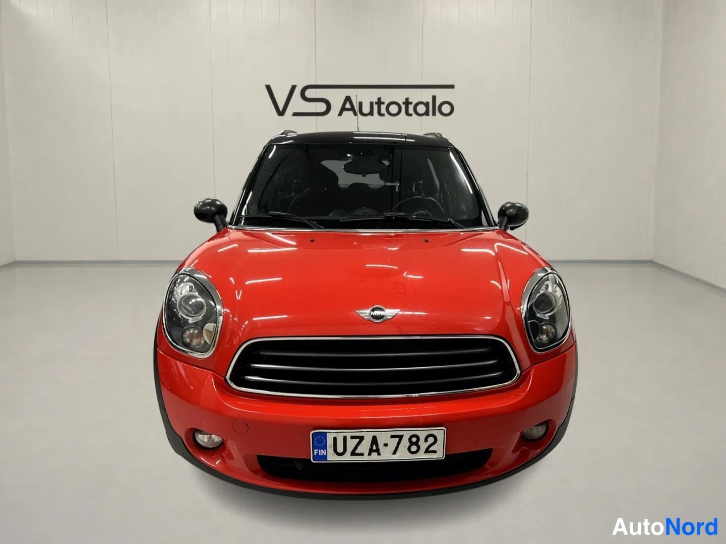 Punainen Mini Countryman 2011, edestä, kuva 3
