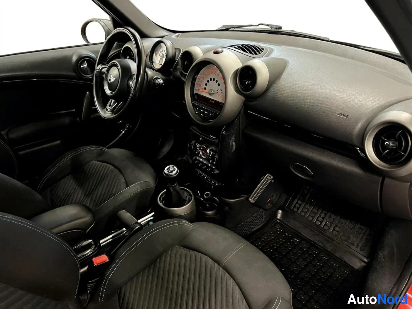 Punainen Mini Countryman 2011, ohjaamo, kuva 8