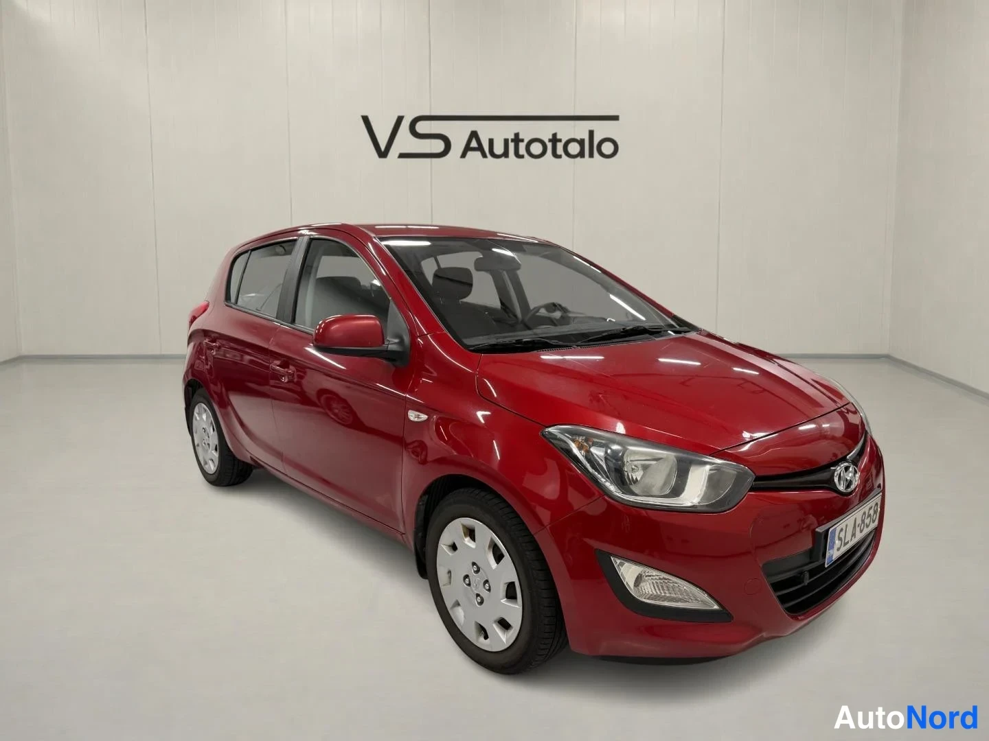 Punainen Hyundai i20 2014, etuviisto, keula oikealle, kuva 2