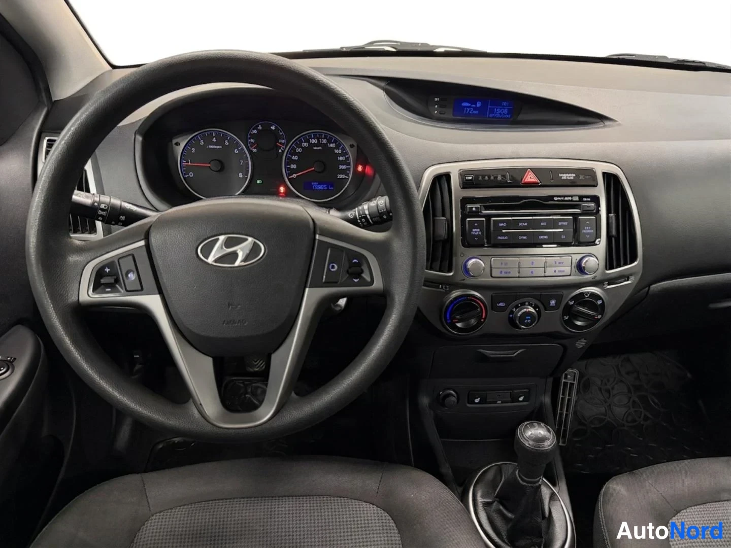 Punainen Hyundai i20 2014, yksityiskohta, kuva 11