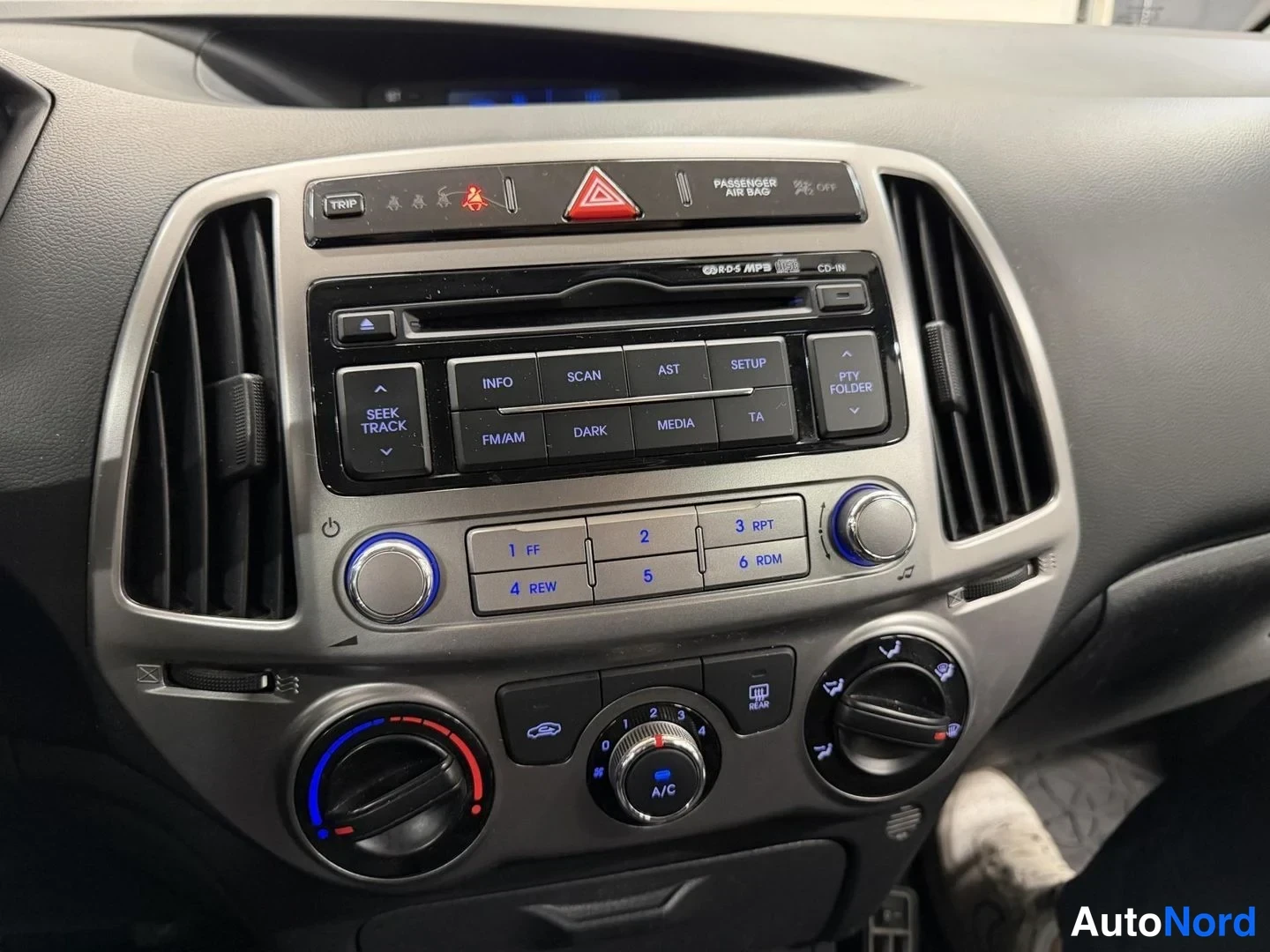 Punainen Hyundai i20 2014, yksityiskohta, kuva 12