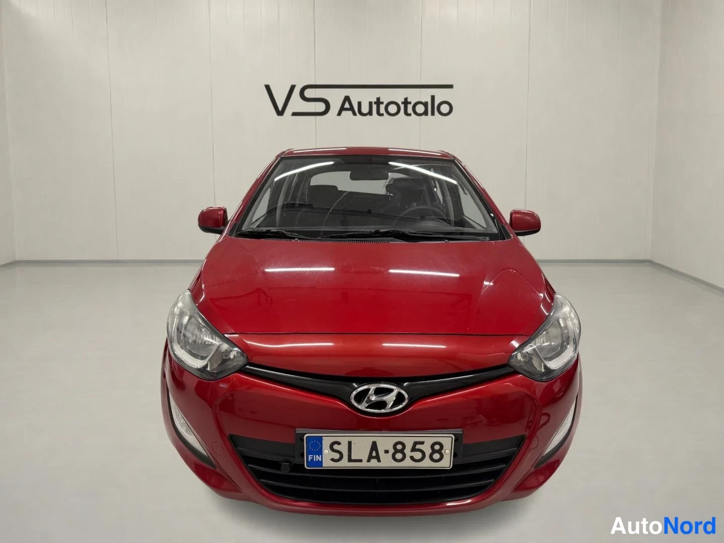 Punainen Hyundai i20 2014, edestä, kuva 3