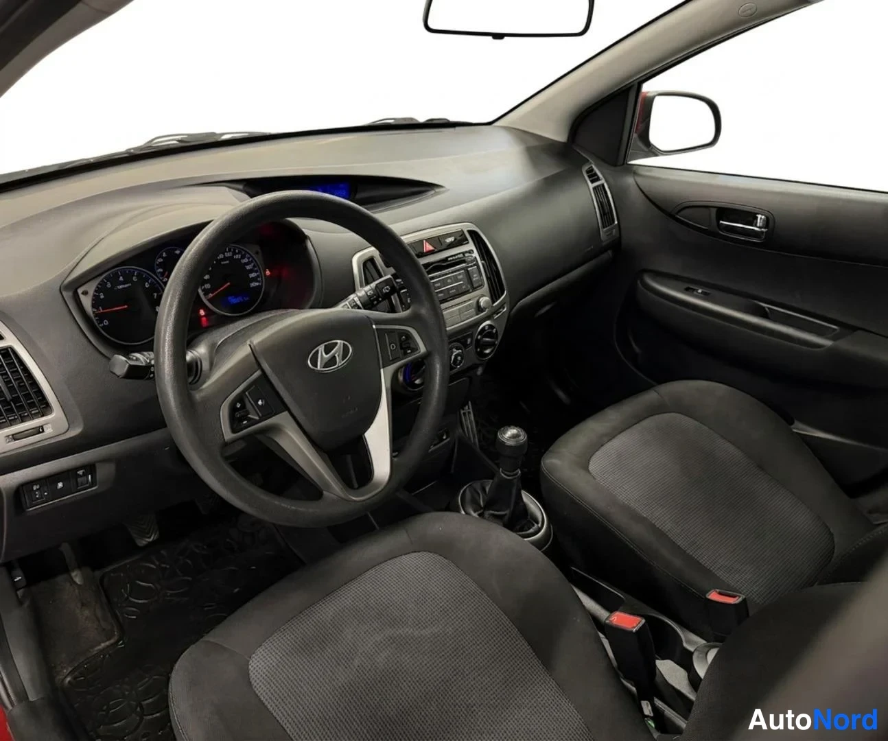 Punainen Hyundai i20 2014, ohjaamo, kuva 7