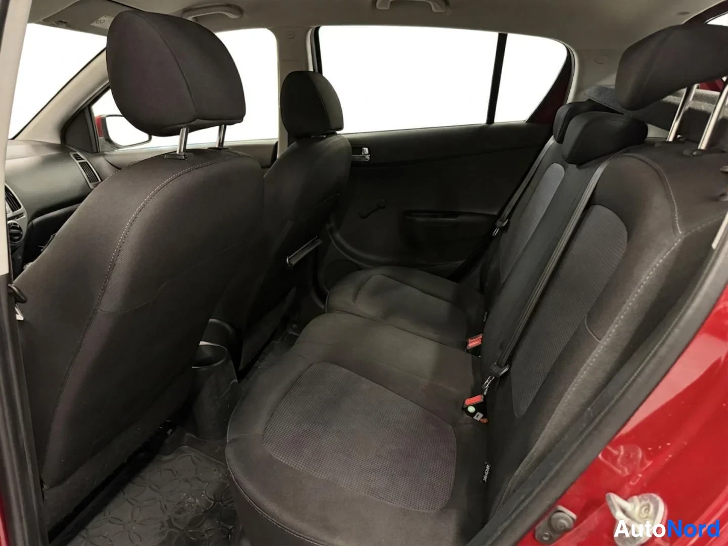 Punainen Hyundai i20 2014, takaistuimet, kuva 10