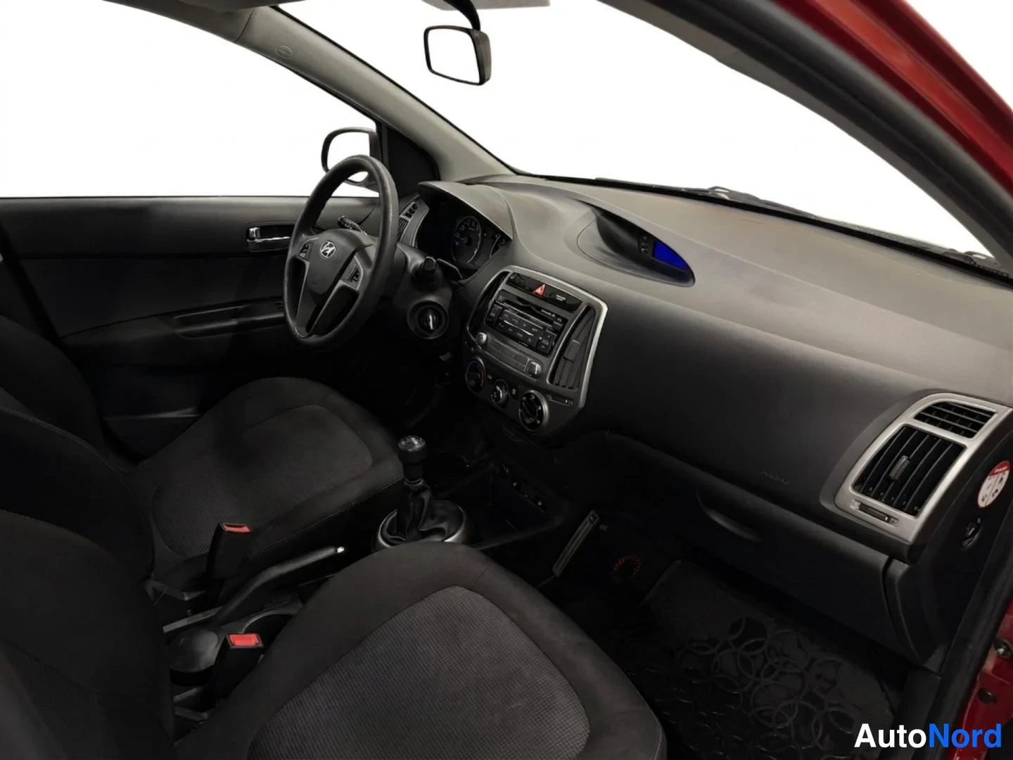 Punainen Hyundai i20 2014, ohjaamo, kuva 8