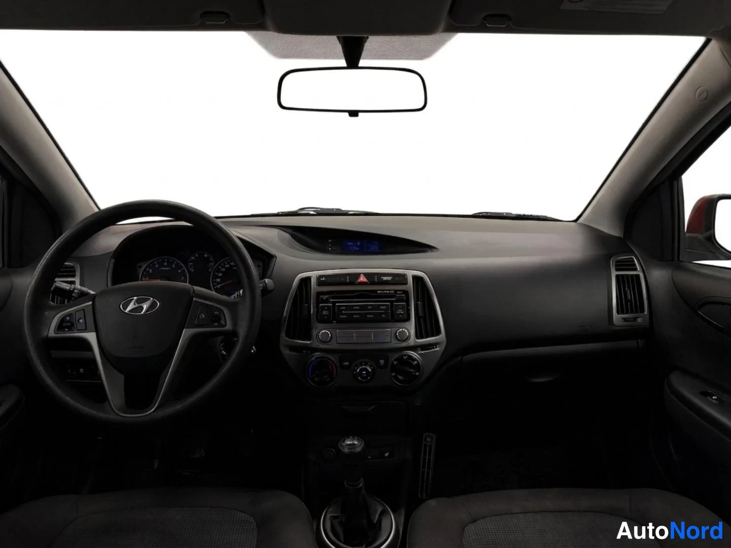 Punainen Hyundai i20 2014, ohjaamo, kuva 9