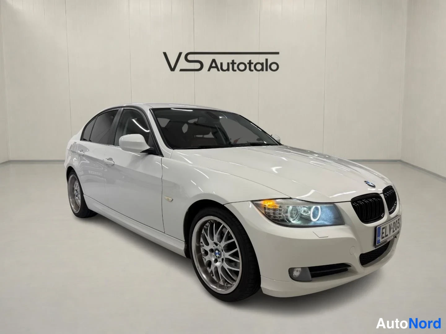 Valkoinen BMW 318d 2011, etuviisto, keula oikealle, kuva 2
