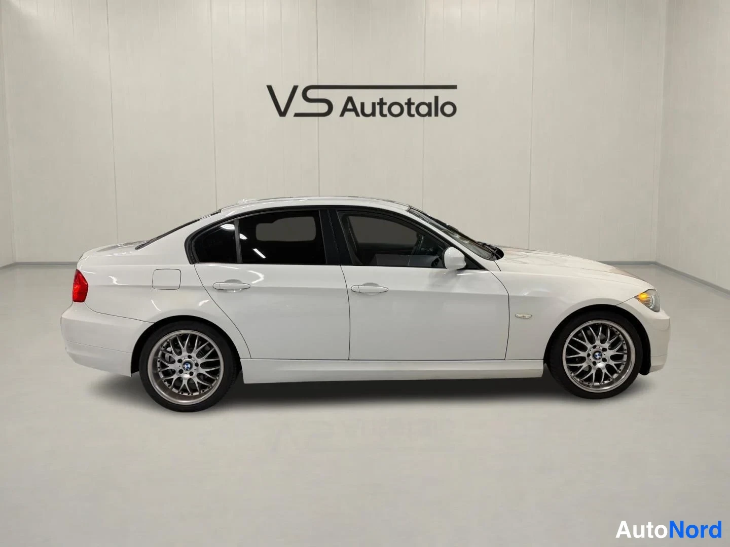 Valkoinen BMW 318d 2011, etuviisto, keula oikealle, kuva 3