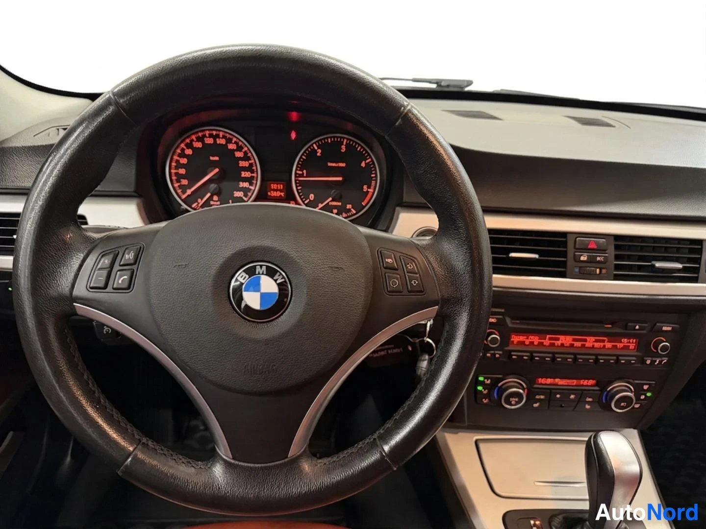 Valkoinen BMW 318d 2011, ohjaamo, kuva 11