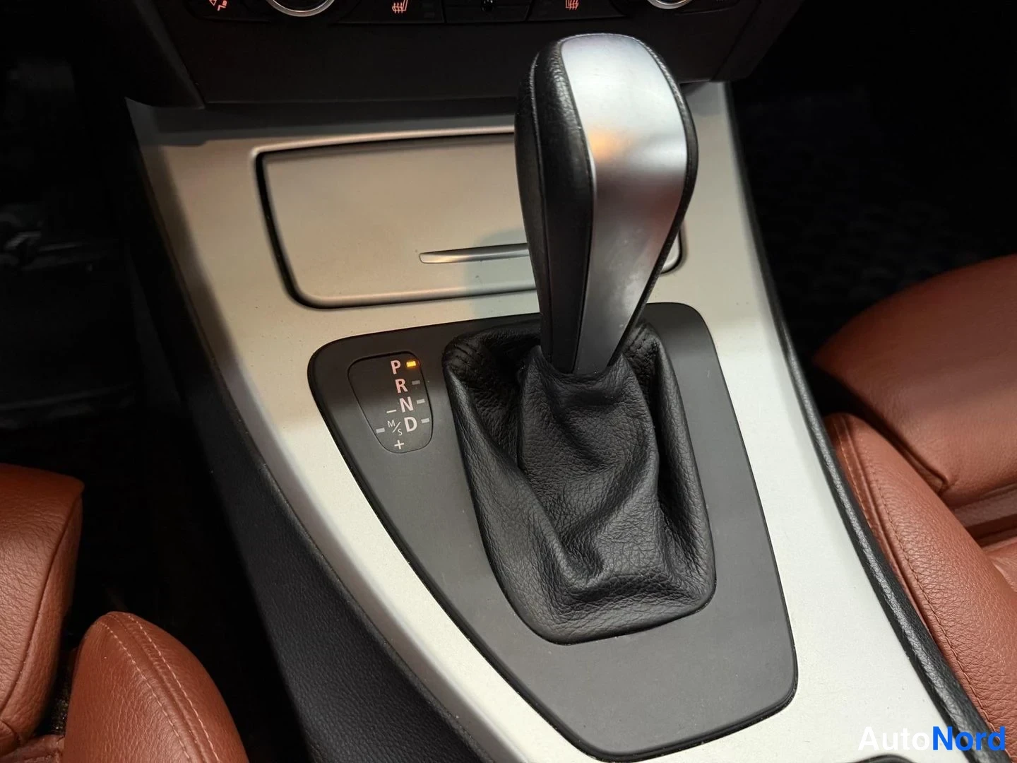 Valkoinen BMW 318d 2011, yksityiskohta, kuva 15