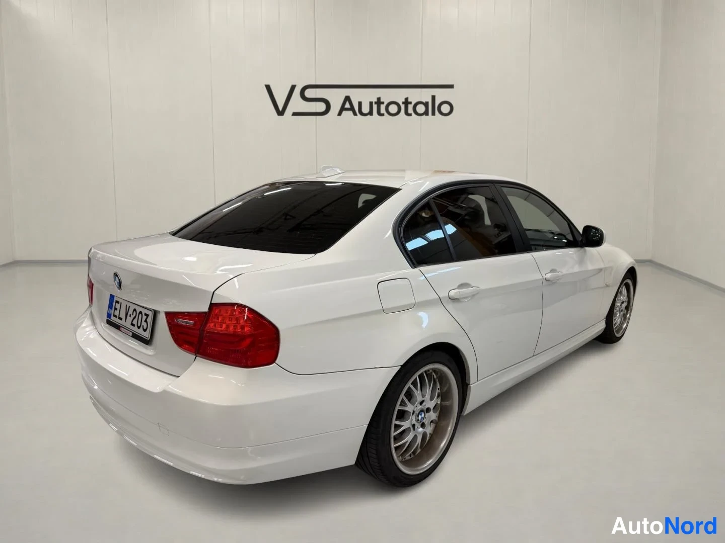 Valkoinen BMW 318d 2011, takaviisto, kuva 5