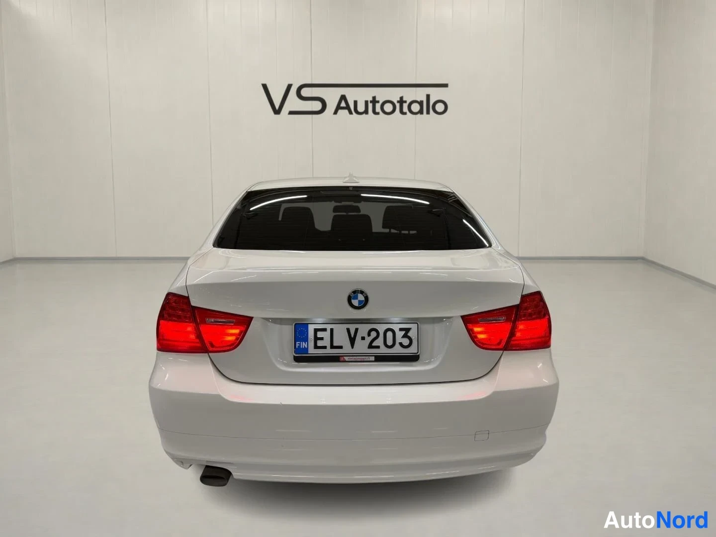 Valkoinen BMW 318d 2011, takaa, kuva 7
