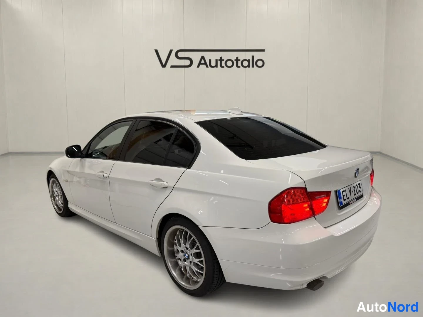 Valkoinen BMW 318d 2011, takaviisto, kuva 6