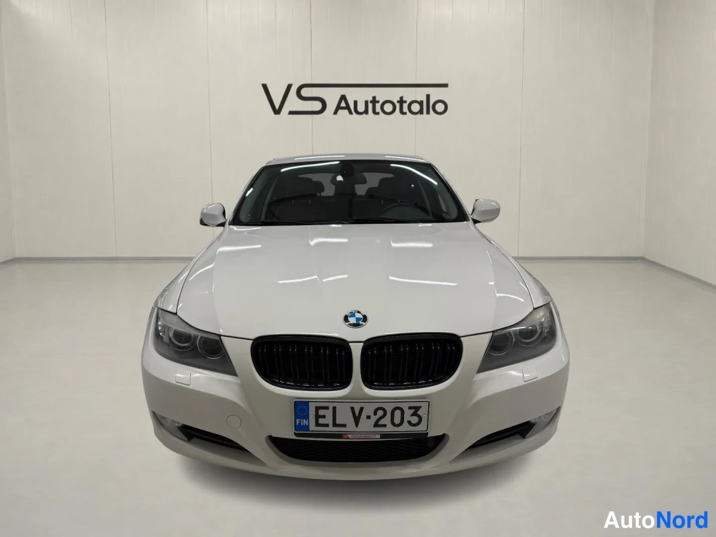Valkoinen BMW 318d 2011, edestä, kuva 4