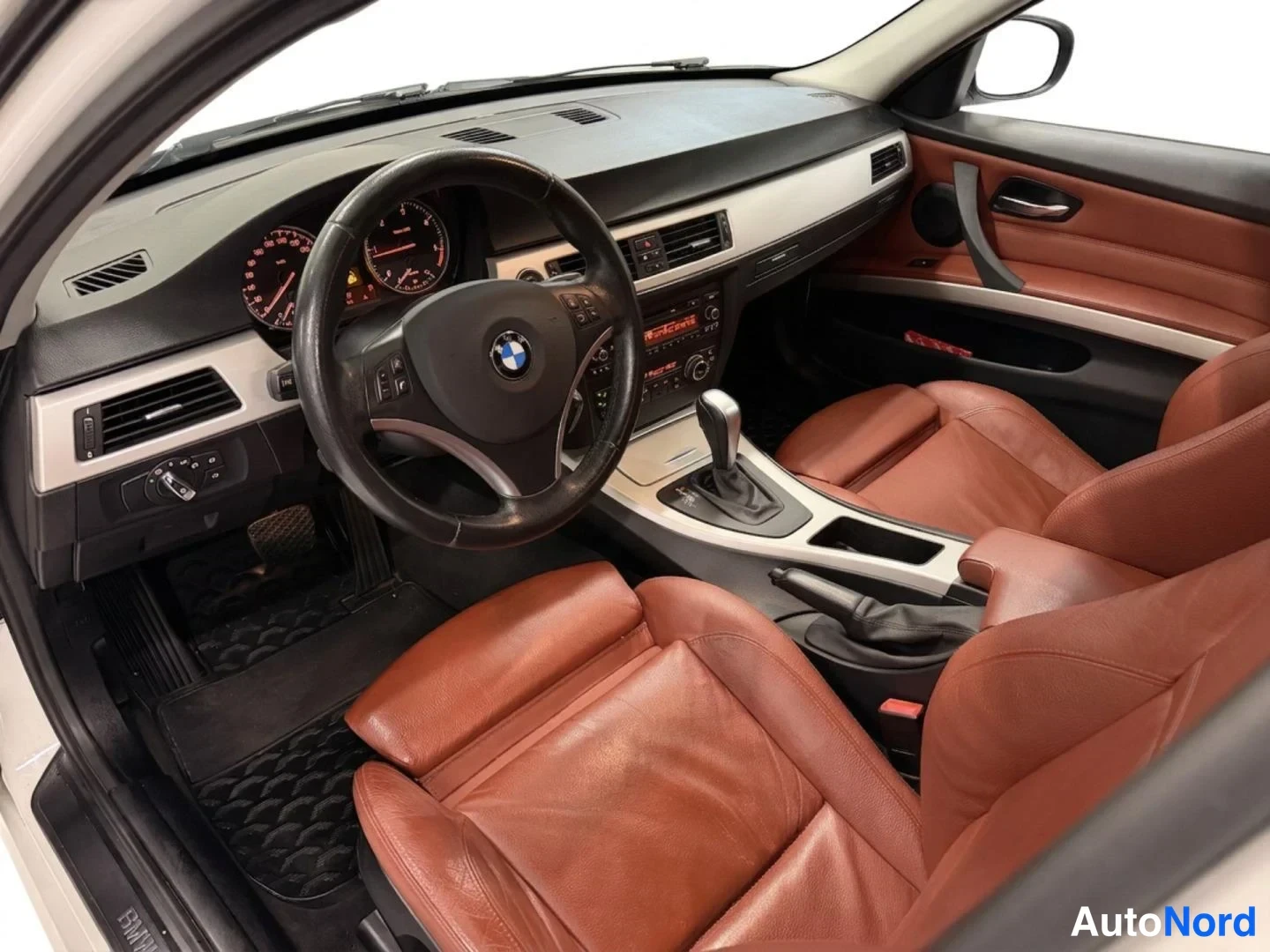 Valkoinen BMW 318d 2011, ohjaamo, kuva 8