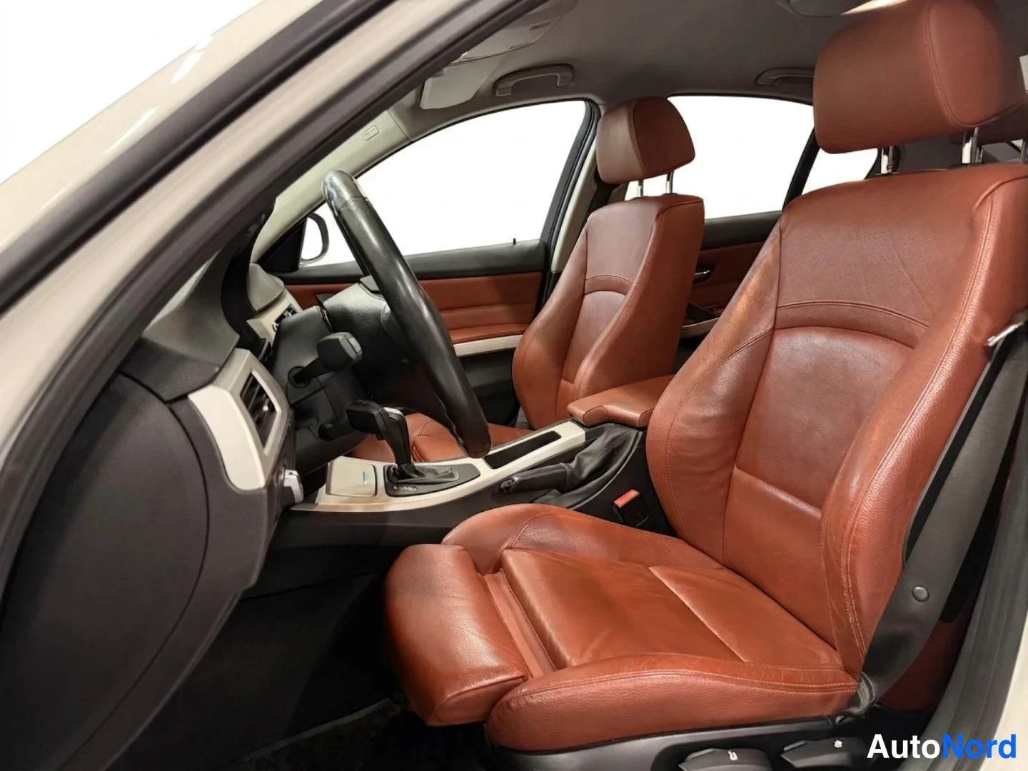 Valkoinen BMW 318d 2011, etuistuimet, kuva 12