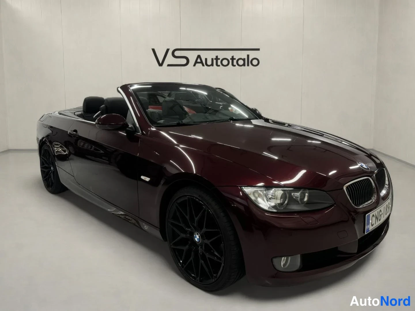 Violetti BMW 330i 2008, etuviisto, keula oikealle, kuva 2