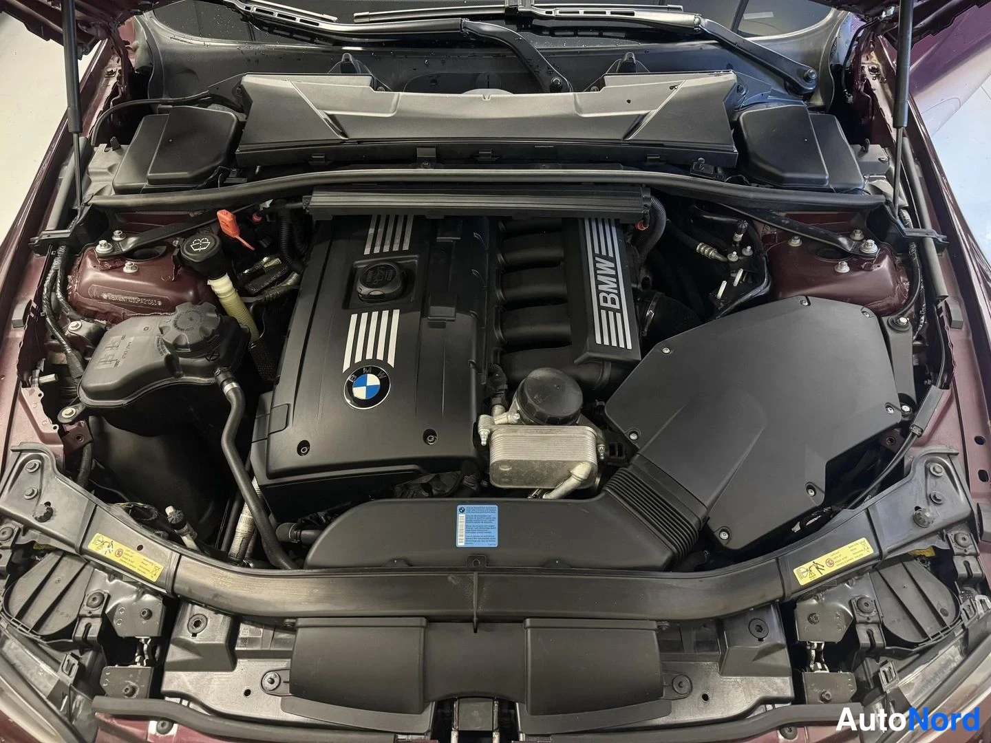 Violetti BMW 330i 2008, moottoritila, kuva 16