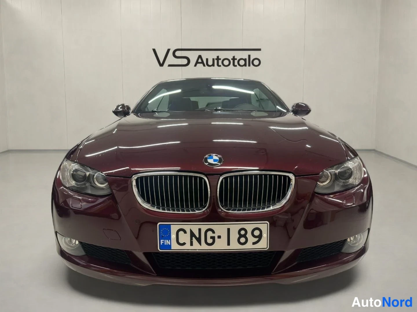 Violetti BMW 330i 2008, edestä, kuva 4