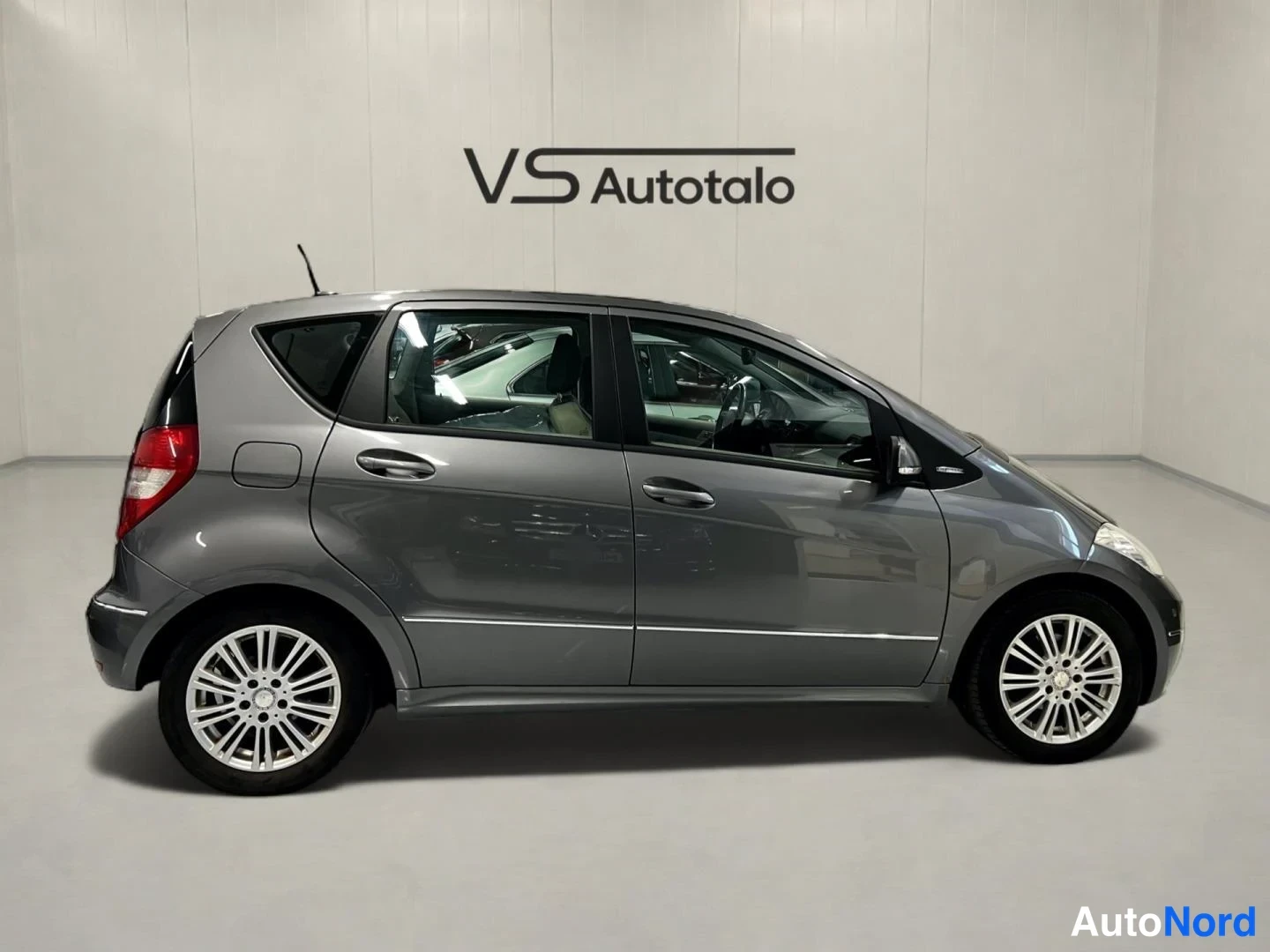 Harmaa Mercedes-Benz A 160 2011, sivulta, kuva 4