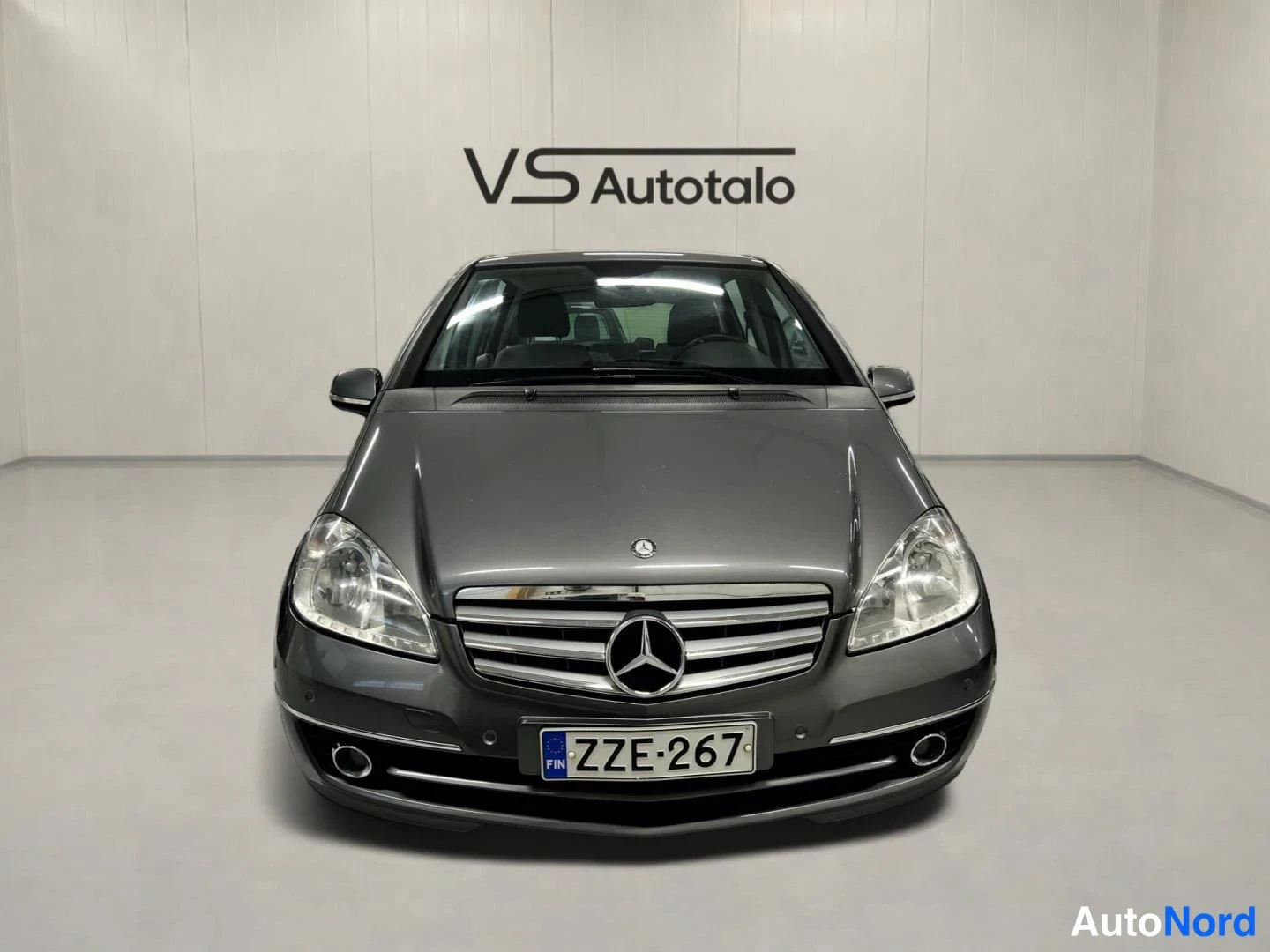 Harmaa Mercedes-Benz A 160 2011, edestä, kuva 3
