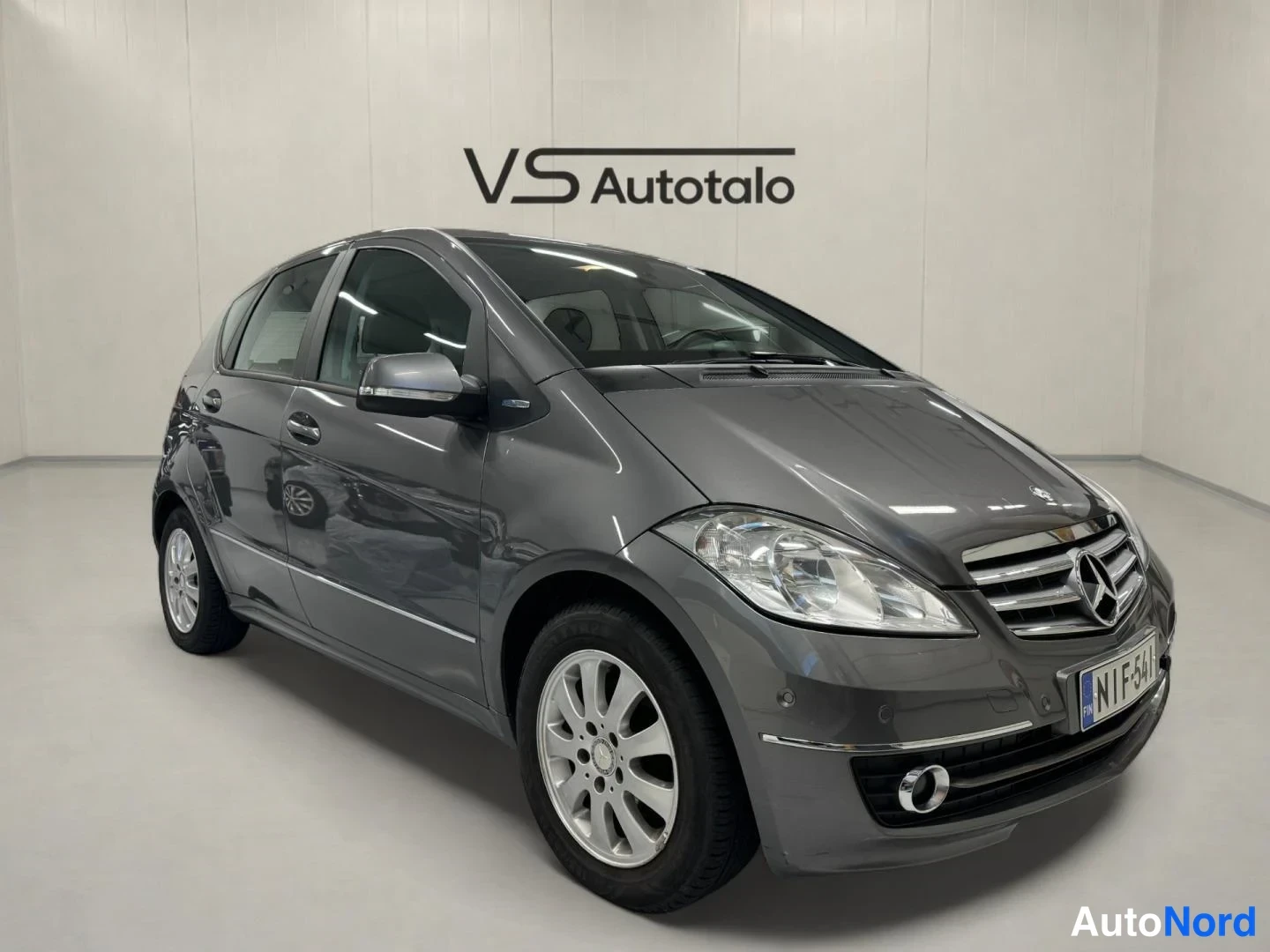 Harmaa Mercedes-Benz A 160 2010, etuviisto, keula oikealle, kuva 2