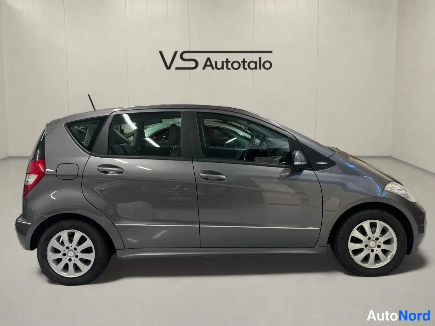Harmaa Mercedes-Benz A 160 2010, sivulta, kuva 4