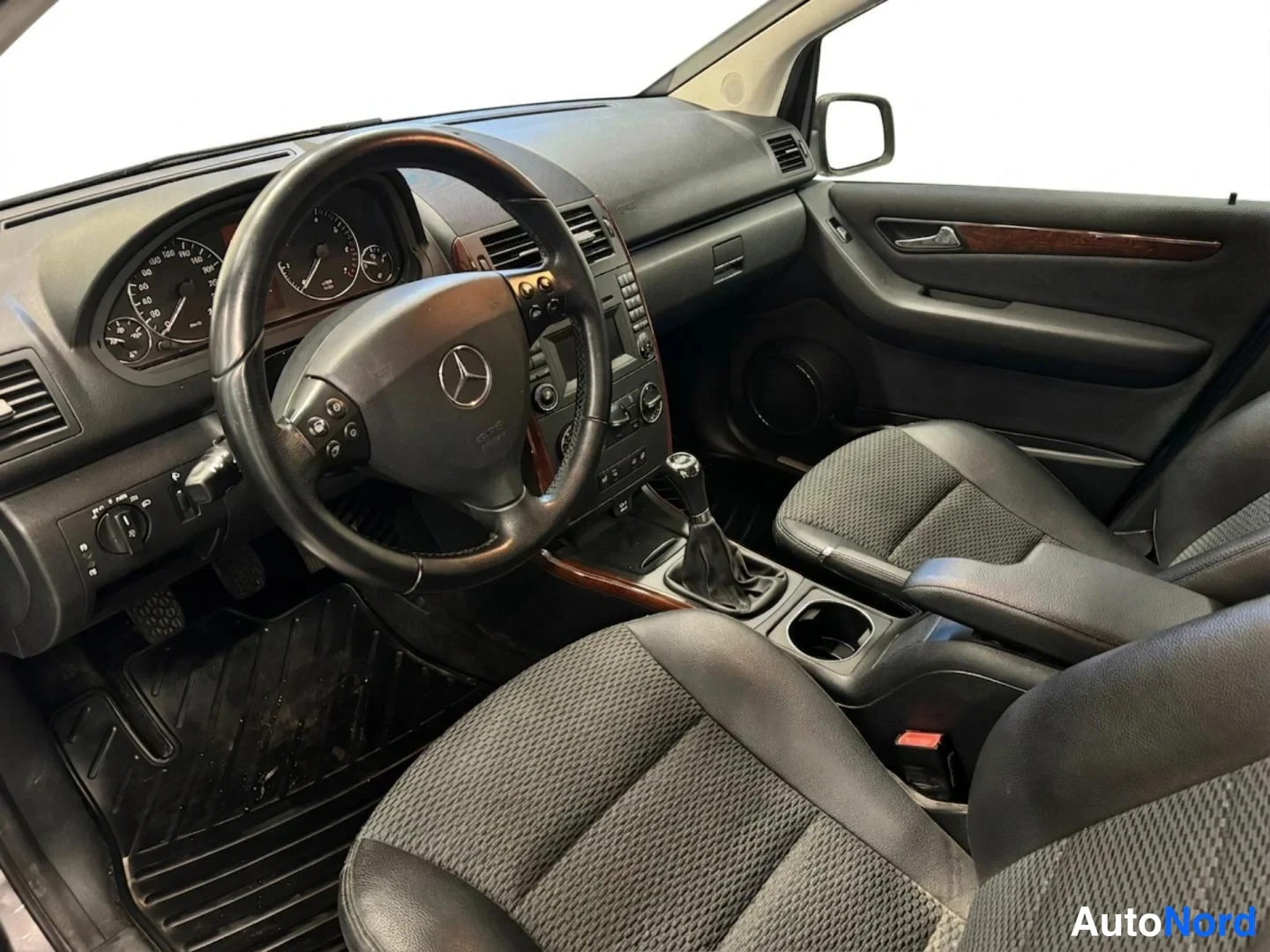 Harmaa Mercedes-Benz A 160 2010, ohjaamo, kuva 8