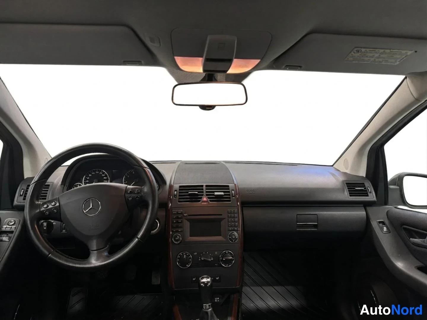 Harmaa Mercedes-Benz A 160 2010, ohjaamo, kuva 9