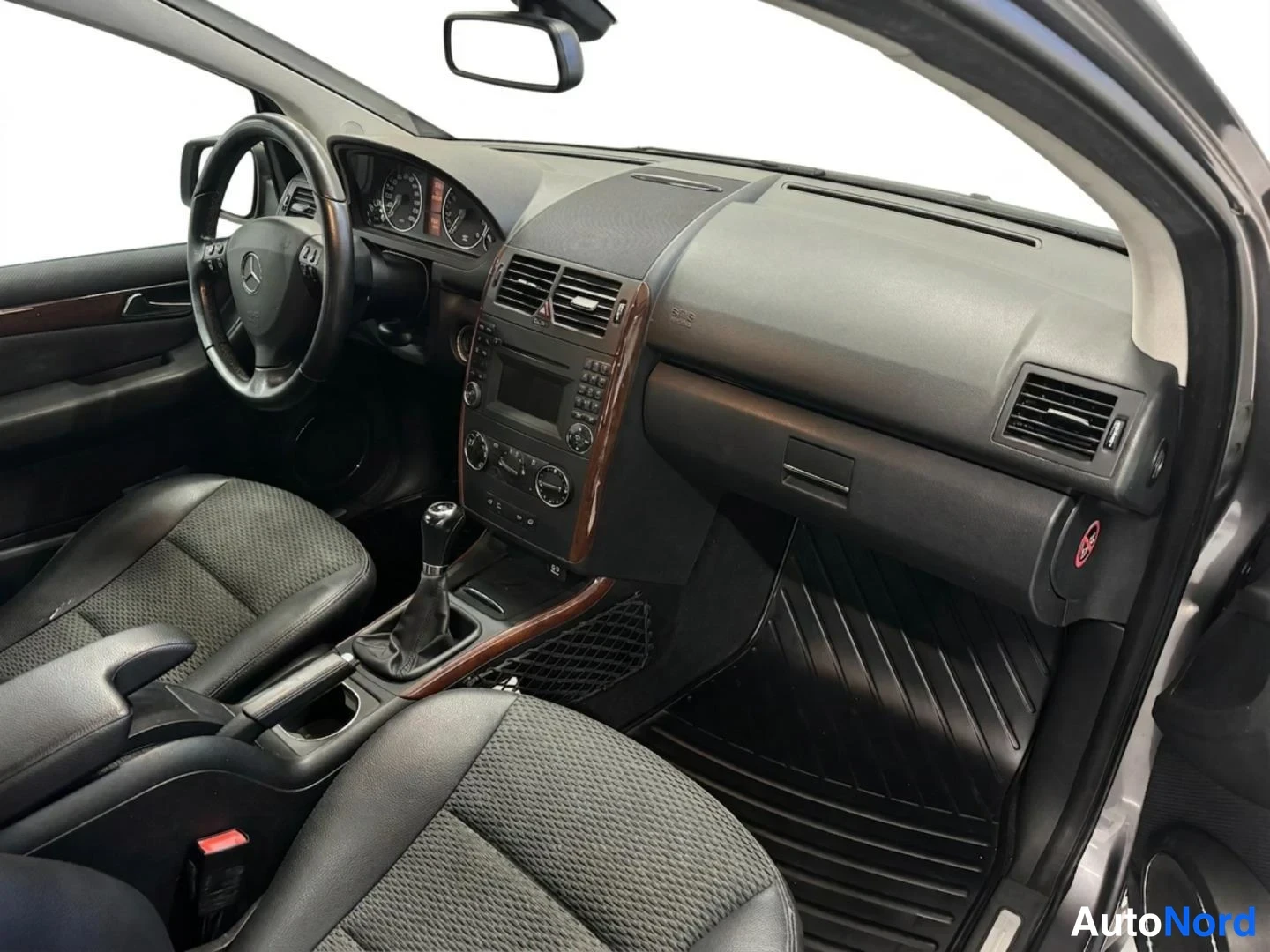 Harmaa Mercedes-Benz A 160 2010, ohjaamo, kuva 10