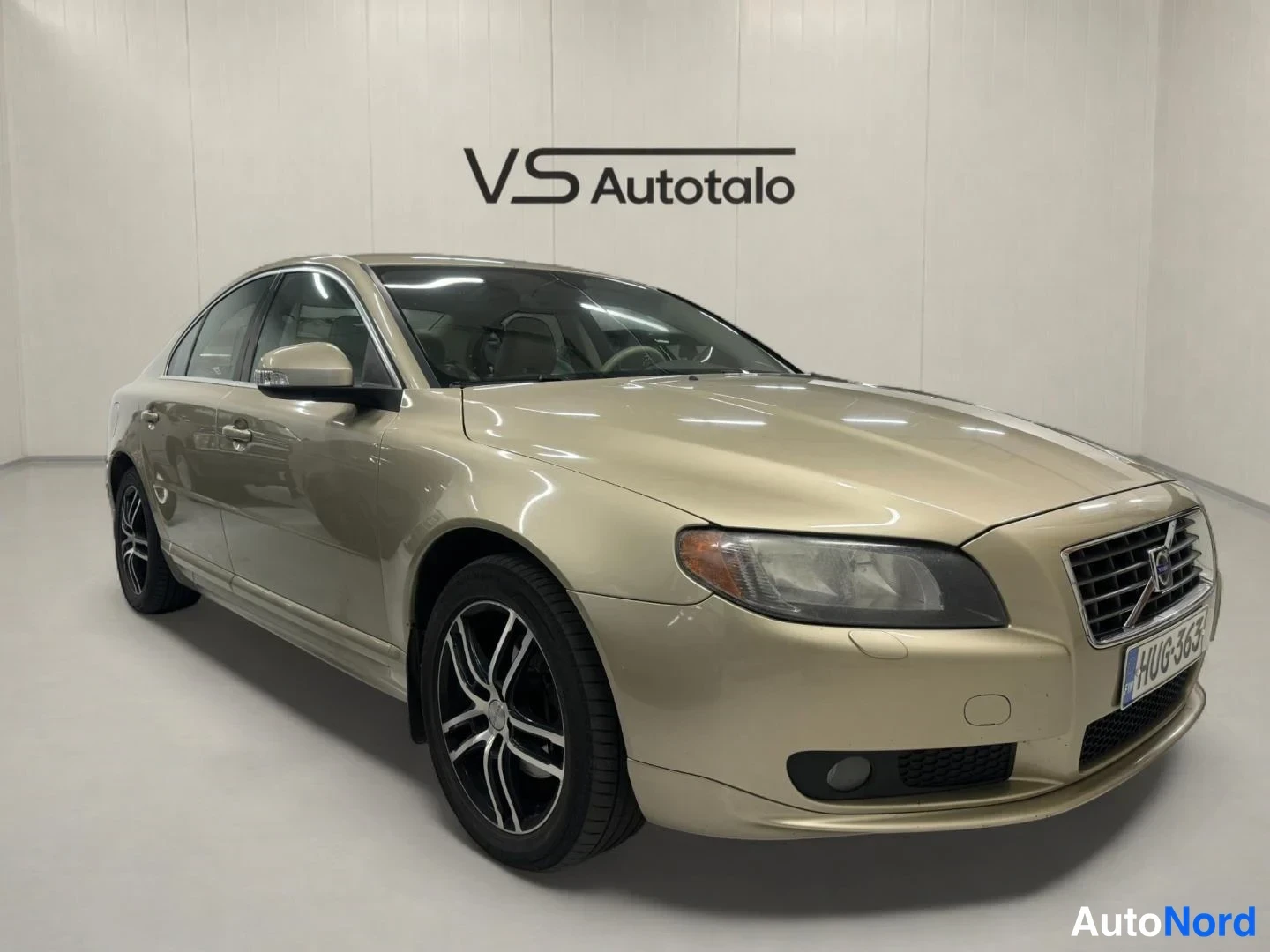Keltainen Volvo S80 2007, etuviisto, keula oikealle, kuva 2